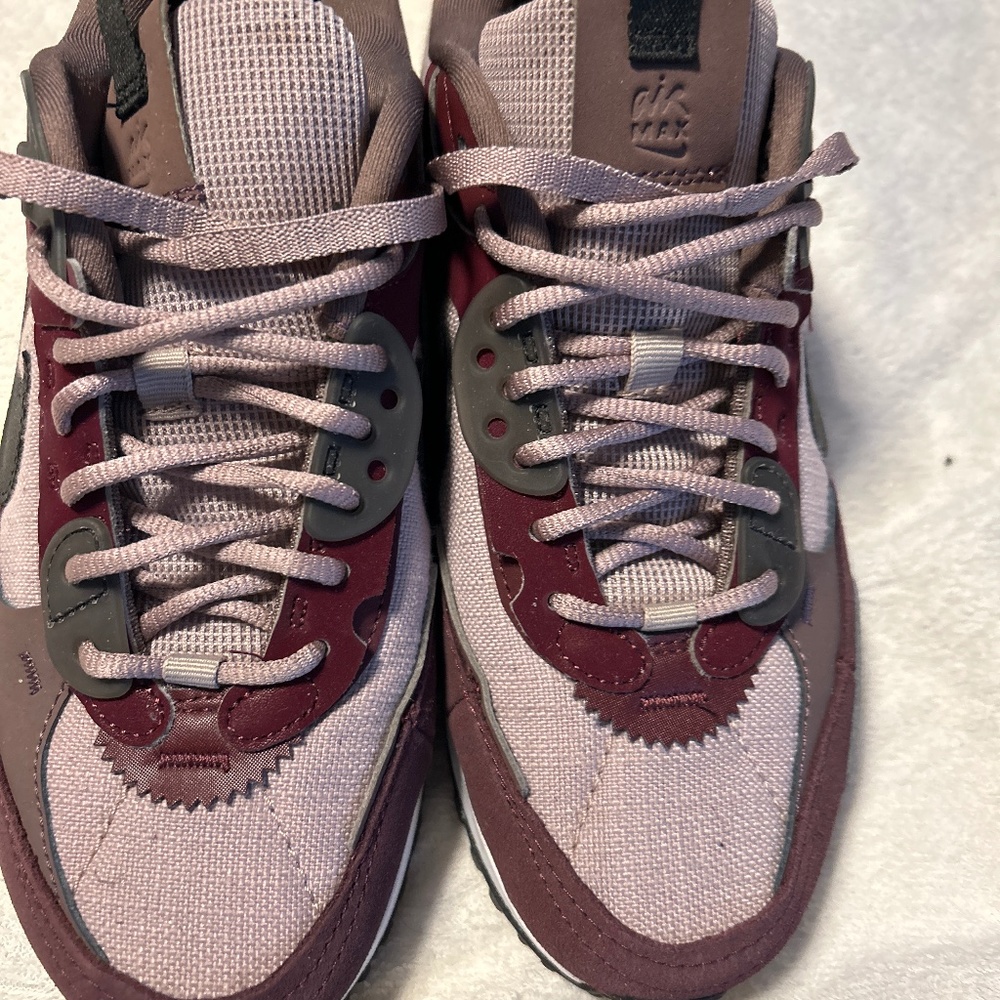 New Nike Air Max women size 7 Holiday Collection